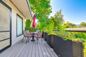 Grants Pass Getaway with Expansive Deck!